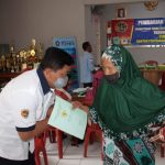 Penyerahan sertifikat tanah dari program Pendaftaran Tanah Sistematik Lengkap (PTSL) tahun anggaran 2021 di Kantor Balai Desa Karang Pakuan Kecamatan Darmaraja