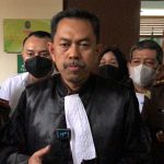 Kajati Jabar, Asep N Mulyana, saat melakukan pesidangan perkara HW di PN Bandung. Kamis (30/12). (Foto: Sandi Nugraha/Jabar Ekspres)