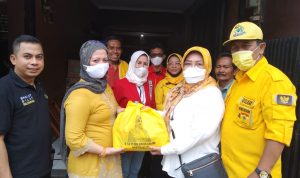 Anggota DPRD RI dari Fraksi Golkar, Dapil Jawa Barat, Itje Siti Dewi Kuraesin (baju putih) saat berikan bantuan kepada warga Desa Cipacing, Jatinangor, Sumedang yang terkena dampak banjir Tol Cisumdawu.