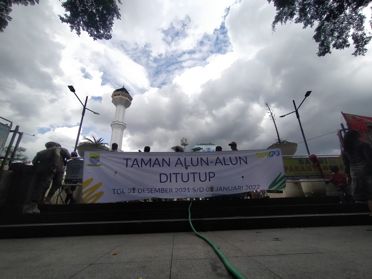 Alun-alun Bandung Ditutup, Masyarakat Tetap Padati Kawasan Tersebut