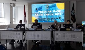 Plt Kepala Badan Narkotika Nasional Provinsi Jawa Barat, Bubung Pramiadi bersama jajarannya saat pers realise di Kantor BNN Jabar, Jumat (31/12).