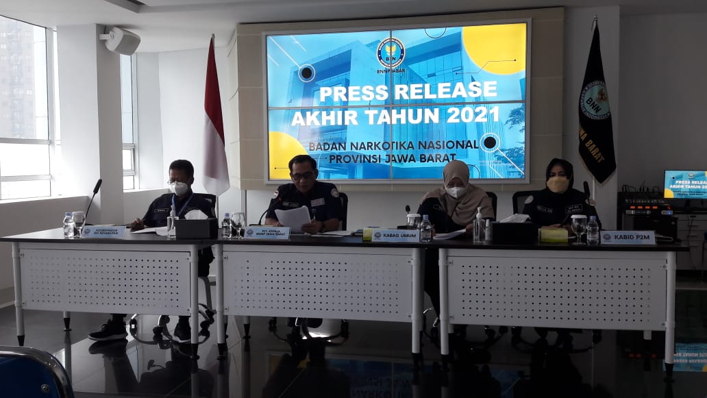 Plt Kepala Badan Narkotika Nasional Provinsi Jawa Barat, Bubung Pramiadi bersama jajarannya saat pers realise di Kantor BNN Jabar, Jumat (31/12).