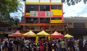 Sejumlah pembeli memadati toko frozen food RSB (Rajawali Sosis Baso), di pusat RSB, Jalan Rajawali Timur No 92, Kota Bandung, Jumat (31/12). (Yuga Hassani/ Jabar Ekspres)