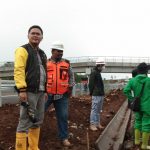 Anggota DPRD Kabupaten Sumedang, Asep Kurnia (kiri) saat mengecek drainase proyek Tol Cisumdawu. (Istimewa)