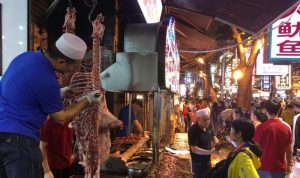 Kesibukan para pedagang kuliner halal di Jalan Muslim, Xian, Provinsi Shaanxi, China. (ANTARA/M. Irfan Ilmie)
