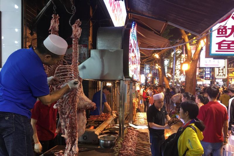 Kesibukan para pedagang kuliner halal di Jalan Muslim, Xian, Provinsi Shaanxi, China. (ANTARA/M. Irfan Ilmie)