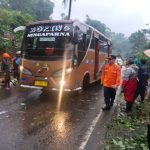 Akses kendaraan tersendat akibat adanya Bencana Longsor di Kecamatan Cilawu Kabupaten Garut.