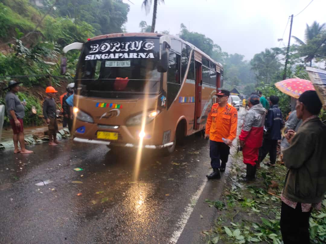 Akses kendaraan tersendat akibat adanya Bencana Longsor di Kecamatan Cilawu Kabupaten Garut.