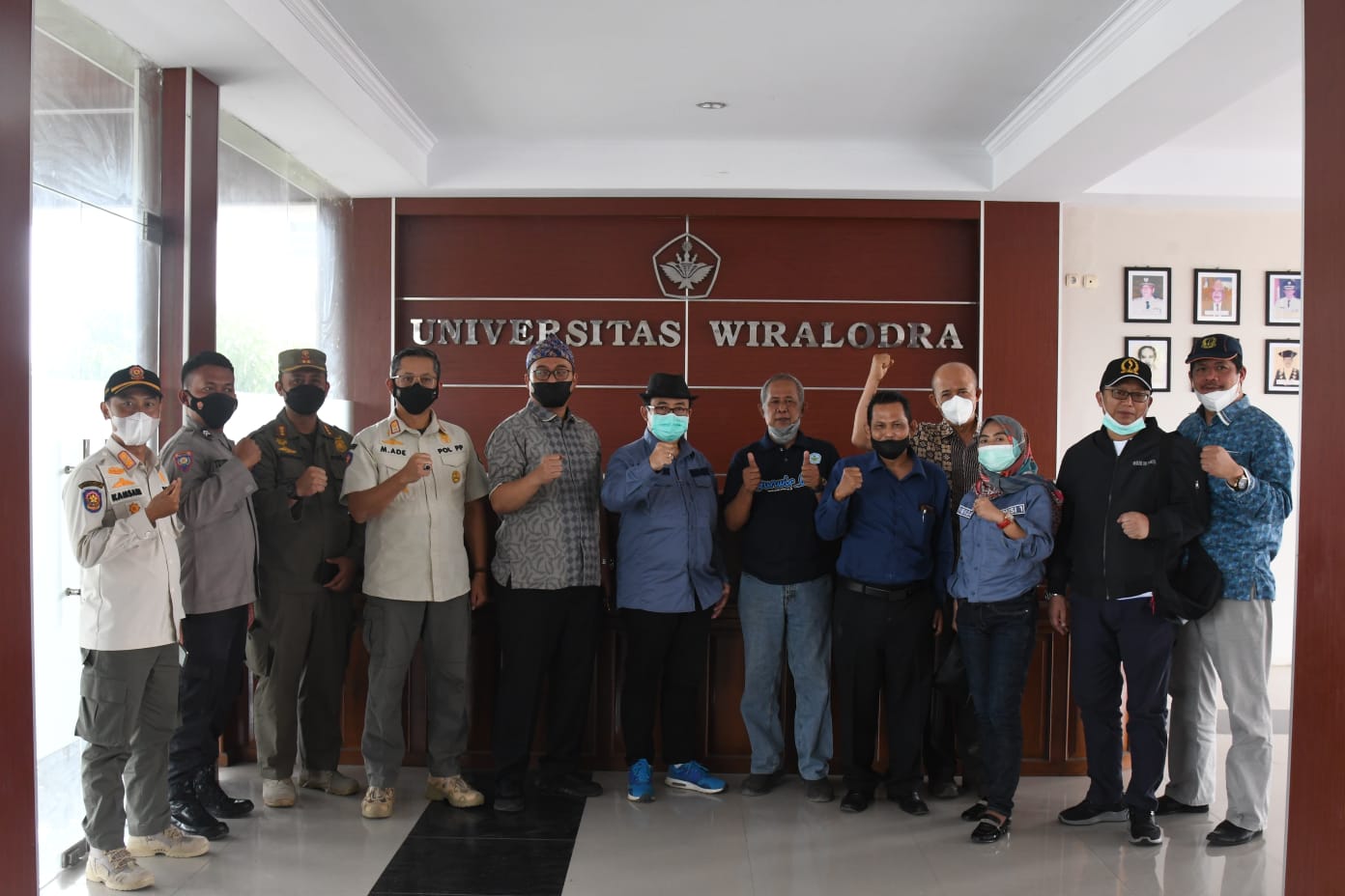 Anggota DPRD Jabar Sidkon Jampi ketika mengunjungi Universitas wiralodra untuk berdiskusi dalam penerapan protokol kesehatan dan target vaksin di Kabupaten Indramayu