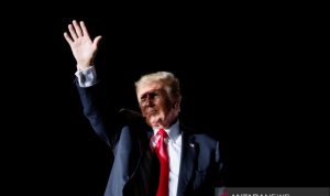 Mantan Presiden AS Donald Trump melambai setelah pidatonya selama rapat umum di Iowa States Fairgrounds di Des Moines, Iowa, AS, Sabtu (9/10/2021). ANTARA FOTO/REUTERS/Rachel Mummey/RWA/sa.