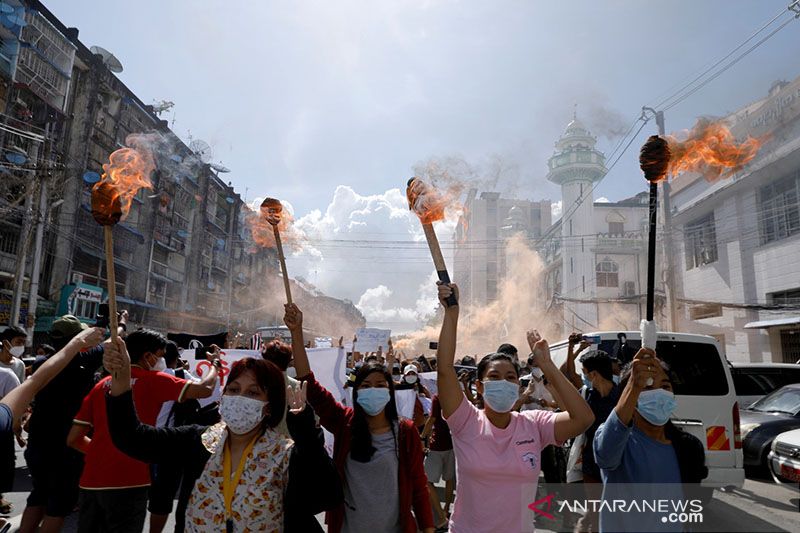 Ilustrasi - Sekelompok perempuan membawa obor saat mereka melakukan protes terhadap kudeta militer di Yangon, Myanmar, Rabu (14/7/2021). ANTARA FOTO/REUTERS/Stringer/pras/cfo/pri. (REUTERS/STRINGER)