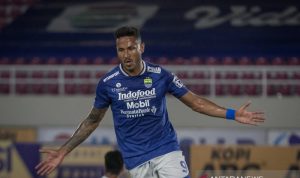 Pesepak bola Persib Bandung Wander Luiz Queiroz Dias berselebrasi usai mencetak gol ke gawang Persipura Jayapura pada pertandingan Liga I di Stadion Manahan, Solo, Jawa Tengah, Sabtu (30/10/2021). ANTARA FOTO/Mohammad Ayudha/rwa. (ANTARA FOTO/MOHAMMAD AYUDHA)