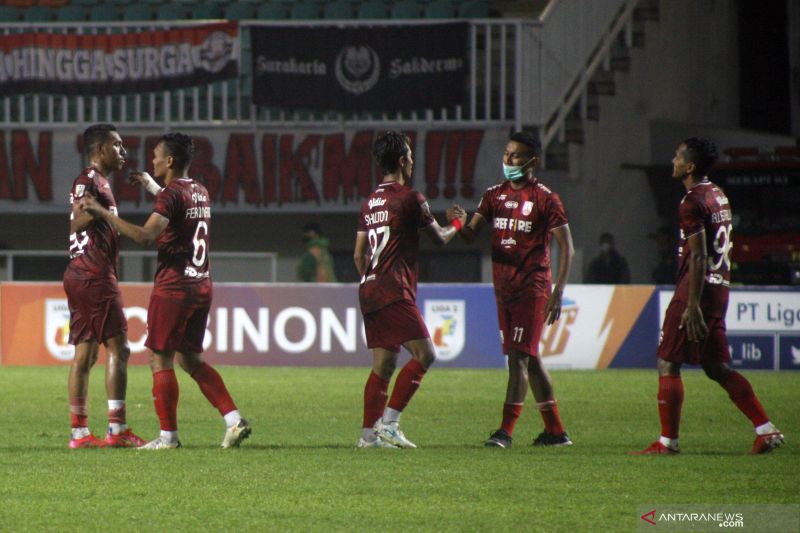 Arsip - Sejumlah pesepak bola Persis Solo melakukan selebrasi setelah mengalahkan Persiba dalam lanjutan babak 8 besar Liga 2 di Stadion Pakansari, Kabupaten Bogor, Jawa Barat, Rabu (22/12/2021). Persis Solo menang dengan skor 2-0. ANTARA FOTO/Yulius Satria Wijaya/rwa. (ANTARA FOTO/YULIUS SATRIA WIJAYA)