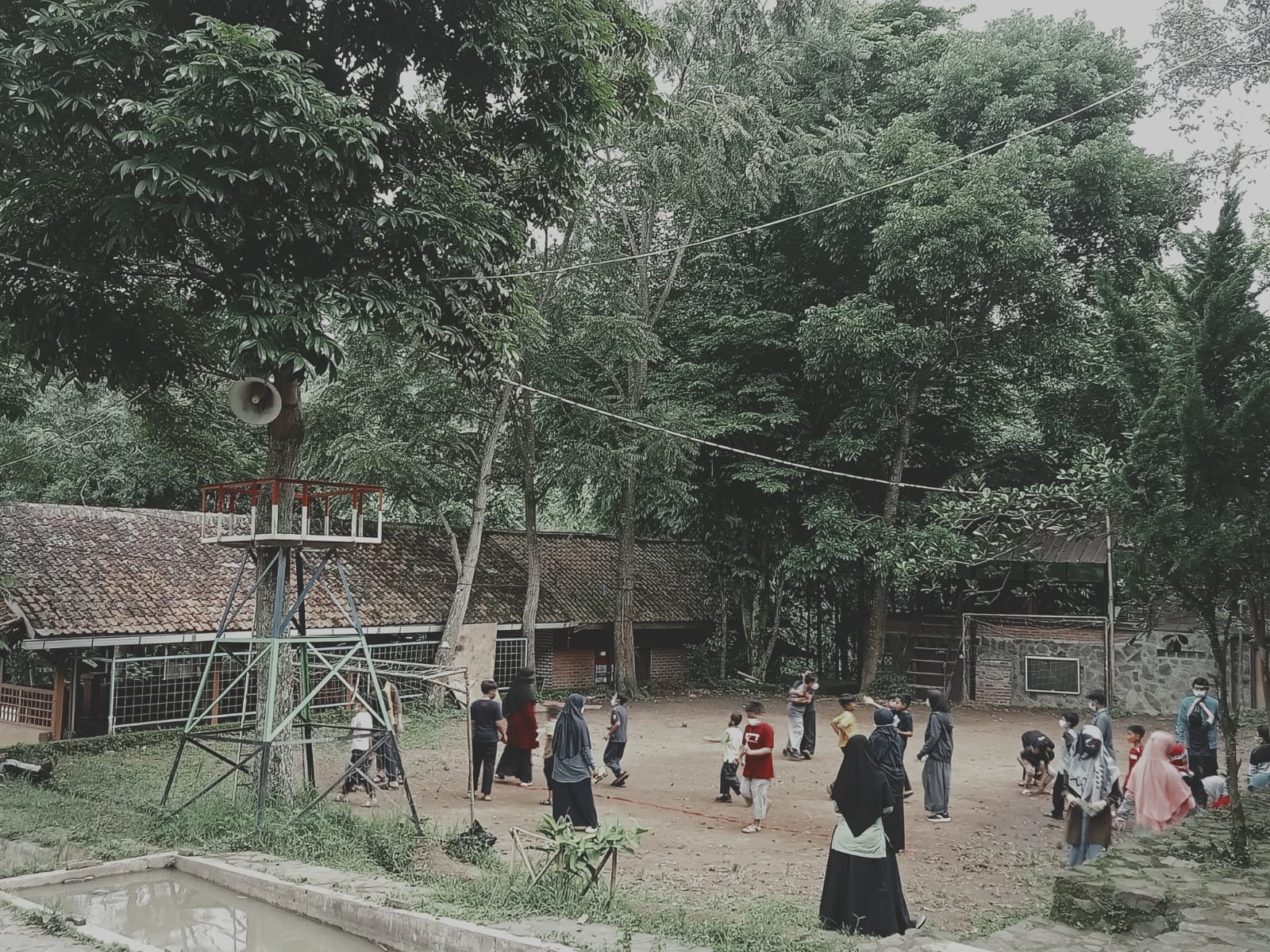 MOTO SEKOLAH: Belajar, bermain dan berpetualang menjadi sebuah kurikulum yang diterapkan di Sekolah Alam Bandung. Dimana dalam proses pembelajaran 70 persen eksplorasi alam dan 30 persen literasi.