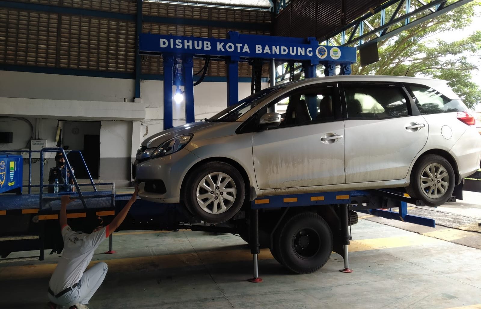 Pertama di Indonesia, Dishub Kota Bandung Hadirkan Mobil Derek Otomatis Hidrolik Untuk Tindak Parkir Mobil Sembarangan