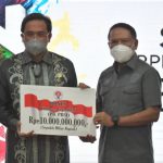 Menpora Zainudin Amali (kanan) saat memberikan penghargaan dana sebesar Rp10 miliar kepada Ketua Umum PP Persatuan Bulu tangkis Seluruh Indonesia (PBSI) Agung Firman Sampurna (kanan) di Wisma Kemenpora, Jakarta, Senin (27/12/2021). ANTARA/HO/Humas Kemenpora.