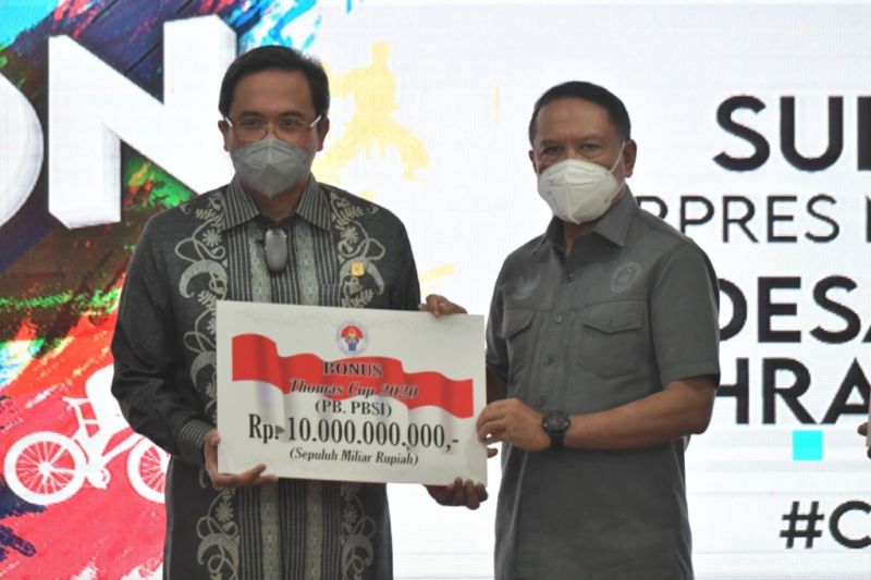 Menpora Zainudin Amali (kanan) saat memberikan penghargaan dana sebesar Rp10 miliar kepada Ketua Umum PP Persatuan Bulu tangkis Seluruh Indonesia (PBSI) Agung Firman Sampurna (kanan) di Wisma Kemenpora, Jakarta, Senin (27/12/2021). ANTARA/HO/Humas Kemenpora.