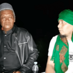 Ustad Ujang Bustomi yang mewawancarai praktisi spiritual, Abah Muslim. (radar cirebon)