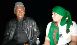 Ustad Ujang Bustomi yang mewawancarai praktisi spiritual, Abah Muslim. (radar cirebon)