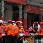 KEBAKARAN: Petugas penyelamat membawa seorang korban dari gedung World Trade Center yang terbakar di Hong Kong, Rabu (15/12/2021). ANTARA/REUTERS/Lam Yik/as.