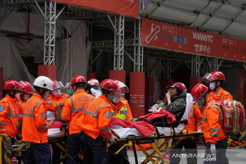 KEBAKARAN: Petugas penyelamat membawa seorang korban dari gedung World Trade Center yang terbakar di Hong Kong, Rabu (15/12/2021). ANTARA/REUTERS/Lam Yik/as.