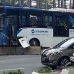 Bus TransJakarta mengalami kecelakaan lalu lintas di depan Ratu Plaza, Senayan, Jalan Jenderal Sudirman, Jakarta Pusat, pada Jumat (3/12/2021) siang. (ANTARA/Instagram/jktinfo)