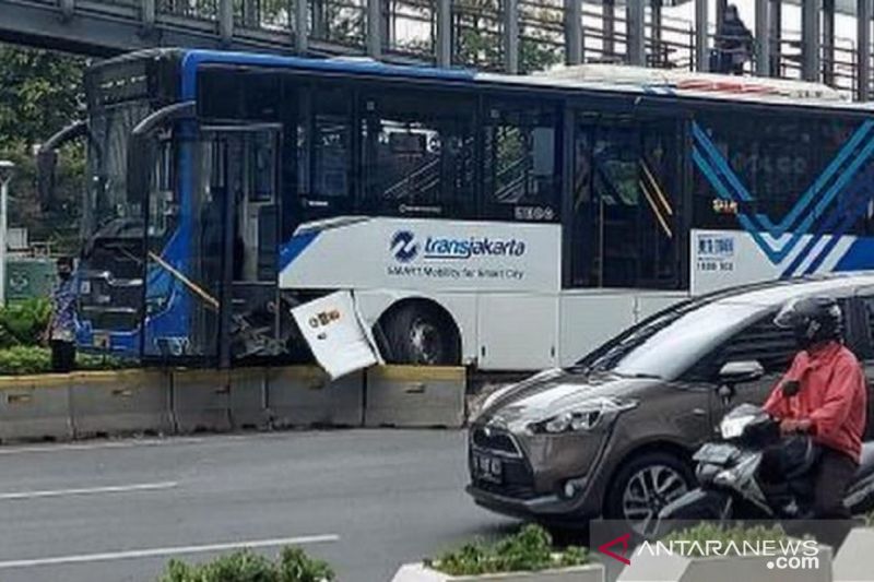 Bus TransJakarta mengalami kecelakaan lalu lintas di depan Ratu Plaza, Senayan, Jalan Jenderal Sudirman, Jakarta Pusat, pada Jumat (3/12/2021) siang. (ANTARA/Instagram/jktinfo)