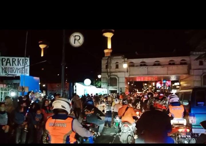 Situasi arus lalu lintas Malam Tahun Baru di Bandung, Masyarakat Tumpah Ruah di Pusat Kota Jalan Asia Afrika Kota Bandung