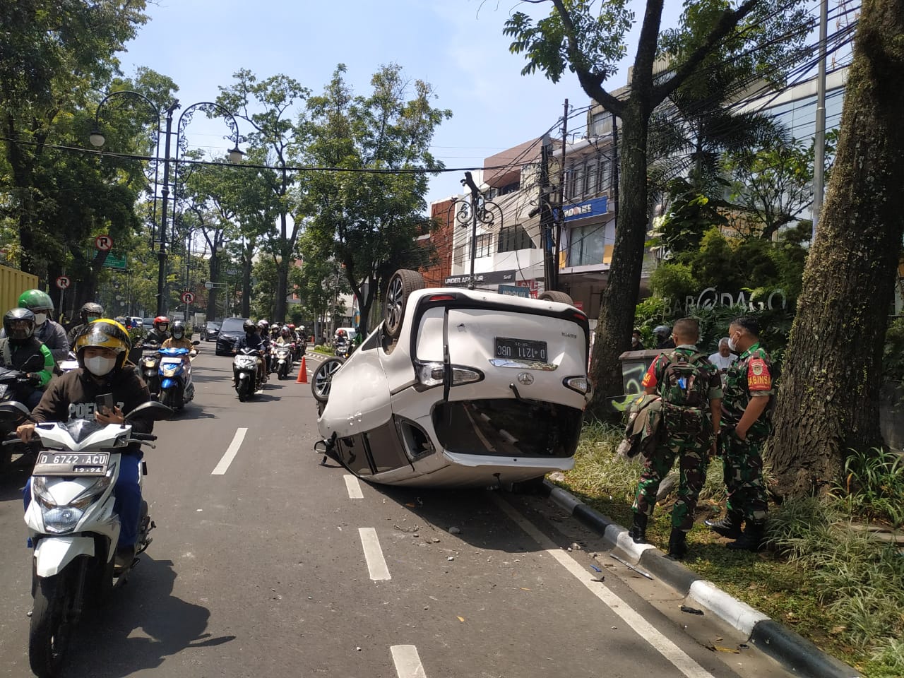 mobil terbalik dago