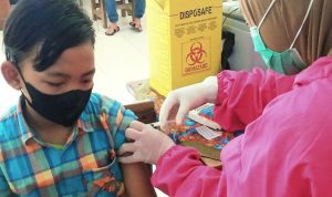 Pelaksanaan vaksinasi untuk anak usia 6-11 tahun di salah satu SD di Kota Bandung. (3/1)