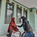 PLT TP PKK KBB Sonya Fatmala membagikan bantuan sembako pada lansia di Kecamatan Batujajar Kabupaten Bandung Barat, Pada Rabu (5/1)