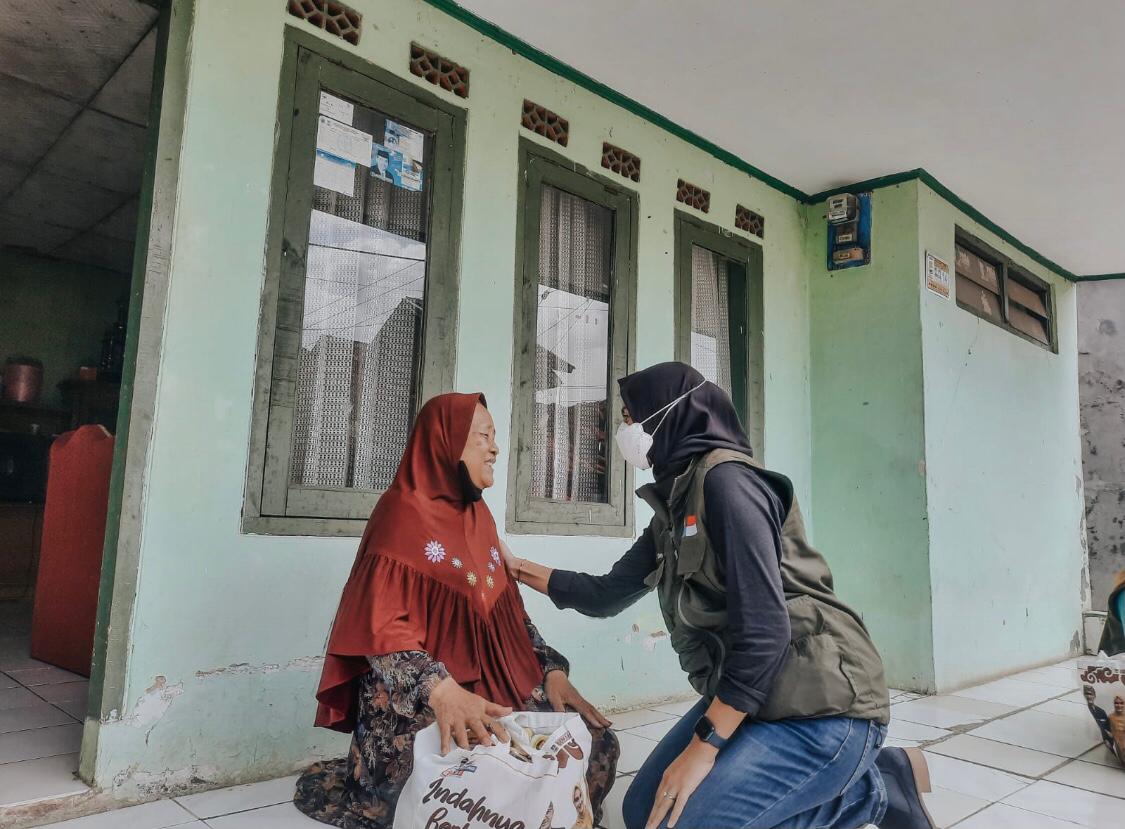 PLT TP PKK KBB Sonya Fatmala membagikan bantuan sembako pada lansia di Kecamatan Batujajar Kabupaten Bandung Barat, Pada Rabu (5/1)