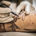 ilustrasi pembuatan tato di Asia afrika yang mematok harga tinggi berujung pada kasus pemerasan dan penganiayaan. (foto: pixabay)