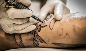ilustrasi pembuatan tato di Asia afrika yang mematok harga tinggi berujung pada kasus pemerasan dan penganiayaan. (foto: pixabay)