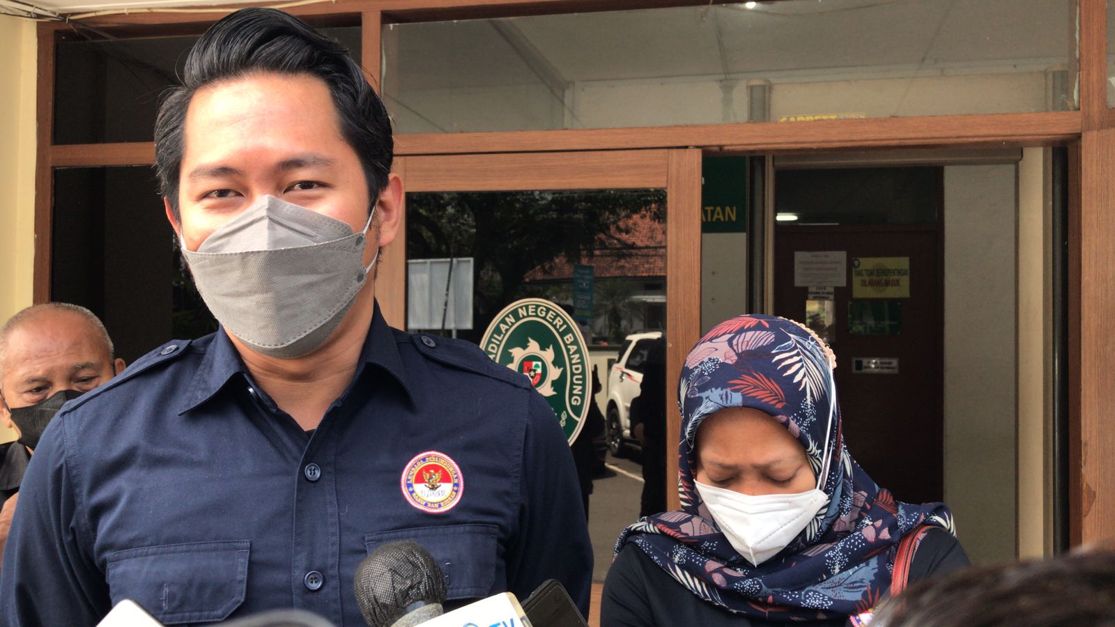 Tenaga ahli dari LPSK, Afdan V Jova menjelaskan dalam persidangan pihaknya mengajukan permohonan restitusi atau ganti rugi bagi korban kepada terdakwa Herry Wirawan. (foto: Sandi Nugraha)