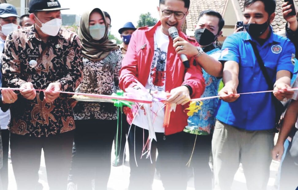 Pelaksana Tugas (PLT) Bupati Bandung Barat Hengky Kurniawan meresmikan jalan Gunung Bentang, Padalarang, pada Kamis Siang (6/1)