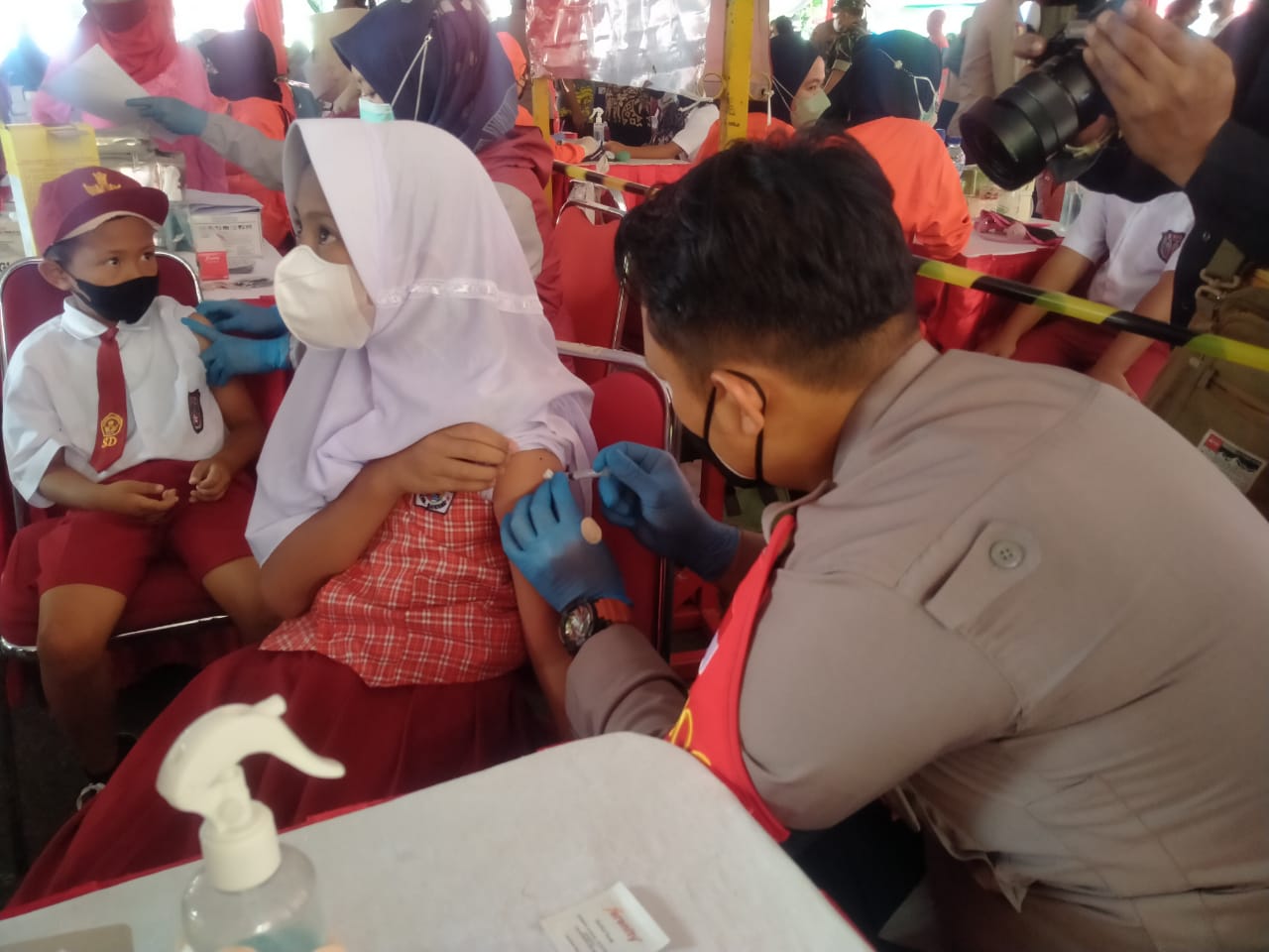 Pelaksanaan vaksinasi anak yang diselenggarakan Polda Jawa Barat, di Taman Hutan Raya, Jalan Ir H Djuanda, Cimenyan, Kabupaten Bandung, Kamis (6/1).
