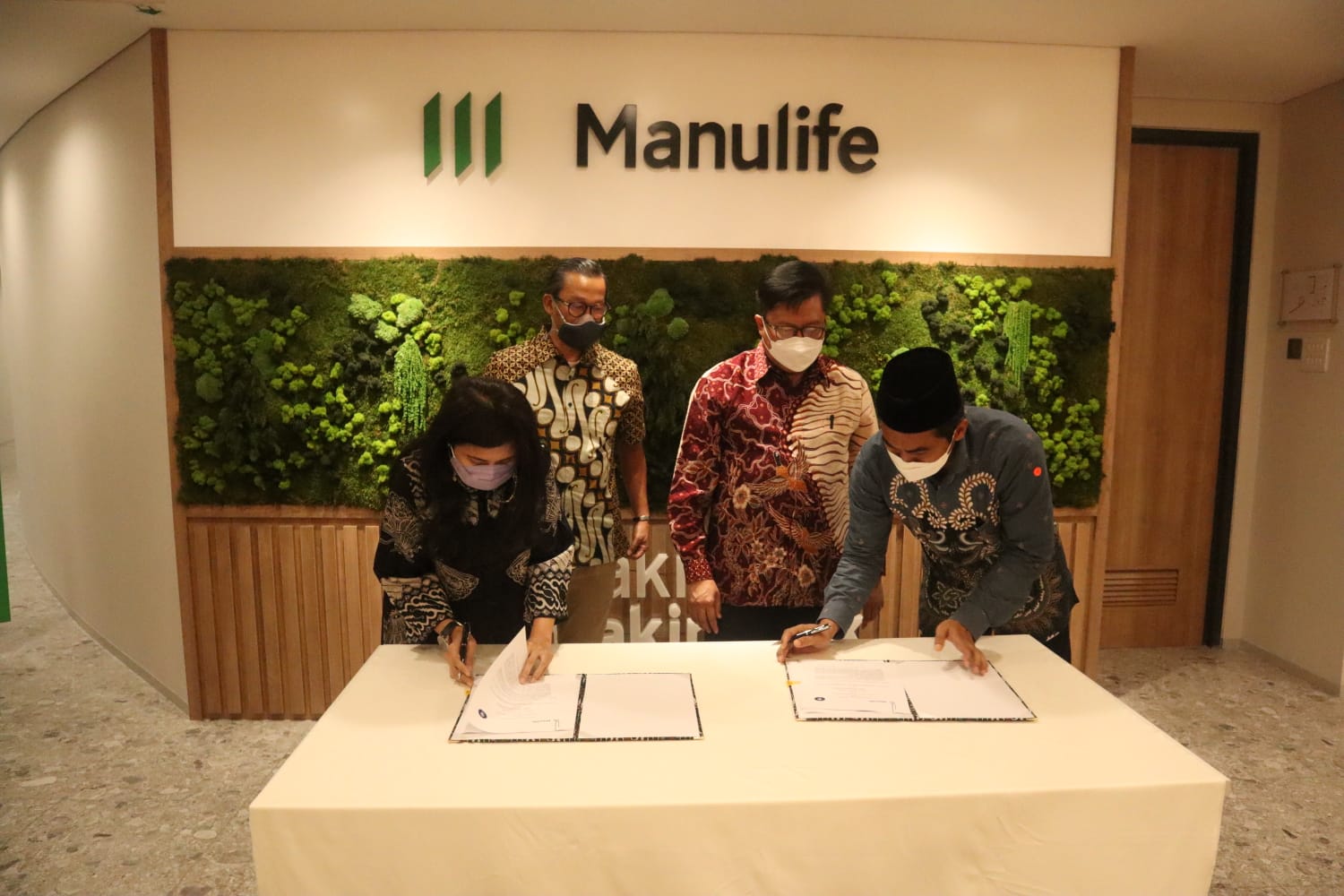 Penandatanganan kerjasana antara Manulife Indonesia dengan IPB untuk penyaluran wakaf dan donasi dari Asuransi Jiwa Syariah. (foto Istimewa)