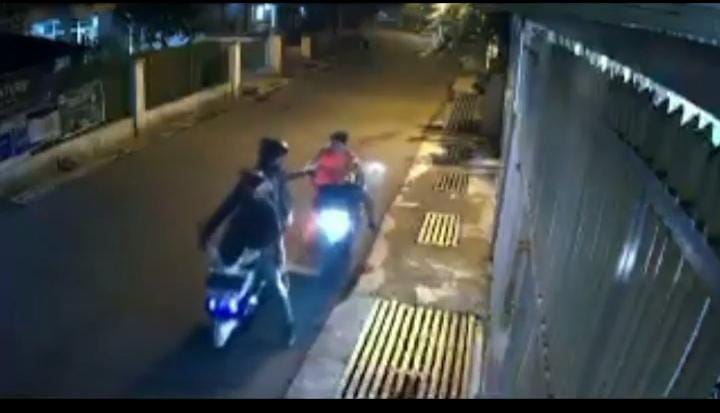 Aksi begal yang tertangkap kamera CCTV di depan Kecamatan Cibeunying Kidul, jumat (7/1)