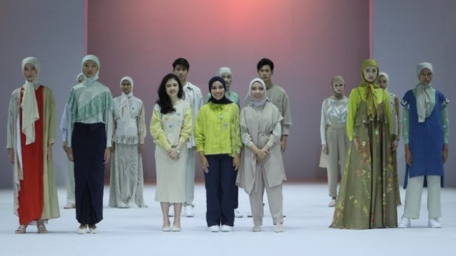 Trend busana 2022 dari label Kami, meluncurkan produk smart casual dengan warna-warna netral. (foto Istimewa)