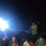 Tim penyelamat sedang mengevakuasi delapan pelajar yang terjebak arus sungai di Ngarai Sianok, minggu (9/1). (ant)