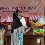 Operasi pasar murah minyak goreng yang diadakan oleh pemerintah di Pasar Sehat Cileunyi Kabupaten Bandung, Senin (10/1/2022). ANTARA/Ajat Sudrajat.