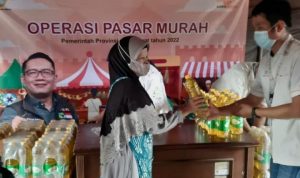 Operasi pasar murah minyak goreng yang diadakan oleh pemerintah di Pasar Sehat Cileunyi Kabupaten Bandung, Senin (10/1/2022). ANTARA/Ajat Sudrajat.