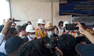 Gubernur Jawa Barat, Ridwan Kamil di Kantor Proyek Satker Tol Cisumdawu, Jatinangor, Sumedang pada Senin (10/1).