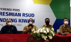 PLT Walikota Bandung, Yana Mulyana saat meresmikan perubahan status RSKIA menjadi RSUD Bandung Kiwari. Selasa (11/1).