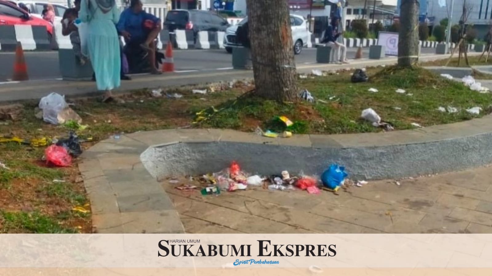 Pemandangan sampah berserakan di Alun-alun Kota Sukabumi, yang membuat Wali Kota Sukabumi Kecewa. Foto: Ist