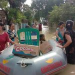 Bantuan makanan di distribusikan menggunakan perahu karet untuk ribuan warga yang terdampak banjir di Cirebon Timur. foto: ist