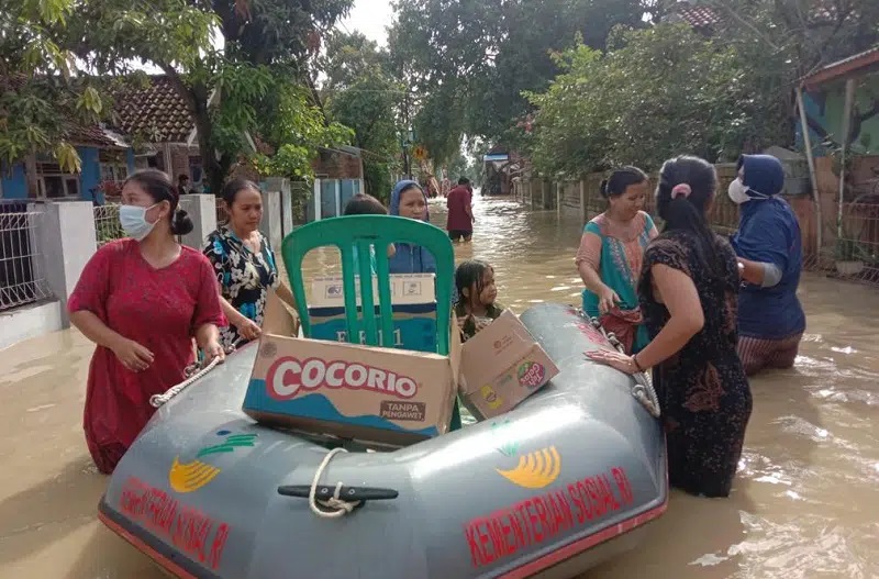Bantuan makanan di distribusikan menggunakan perahu karet untuk ribuan warga yang terdampak banjir di Cirebon Timur. foto: ist
