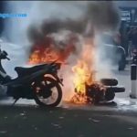Sebuah motor terbakar di depan pos Cirendang karena pelakun tidak terima di tilang.