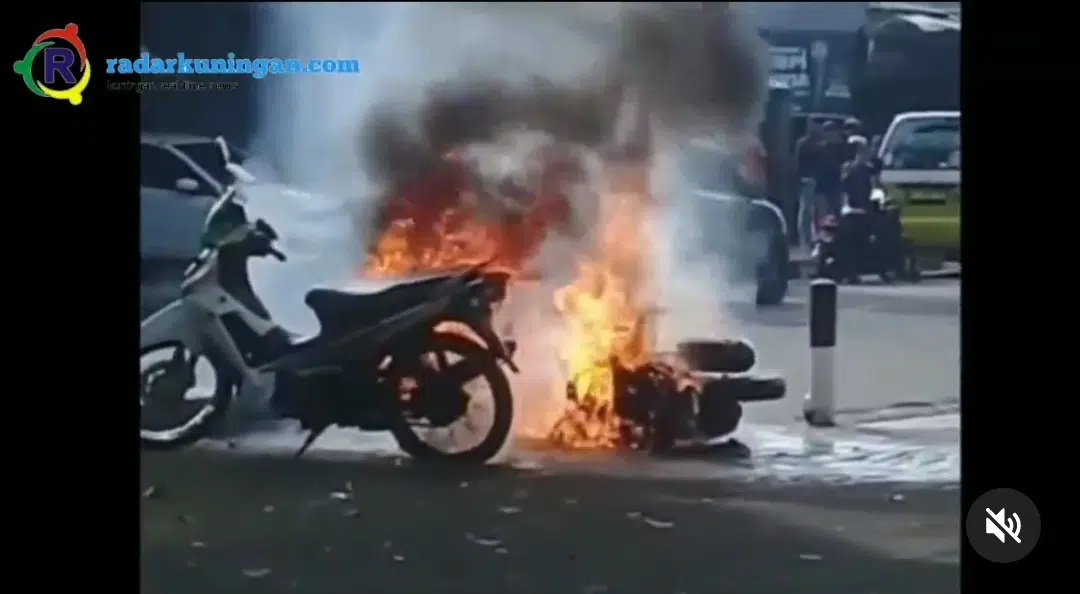 Sebuah motor terbakar di depan pos Cirendang karena pelakun tidak terima di tilang.